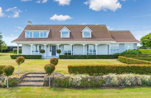 Nukuhau Villa | Lake Taupō Estate for 18ppl Pool, Spa & Big Views