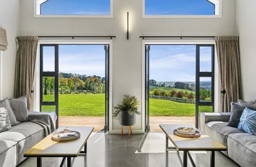 Acacia Bay House | Lake Taupō Luxury Views with Spa Pool
