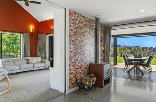 Acacia Bay House | Lake Taupō Luxury Views with Spa Pool