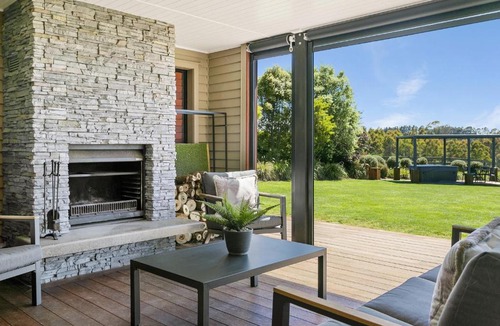 Acacia Bay House | Lake Taupō Luxury Views with Spa Pool