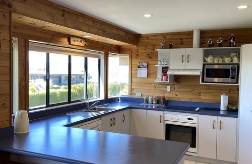 Whareroa Village House | Lake Taupo Near to Waterfront Location A Water Lover's Paradise: Up to 8 guests