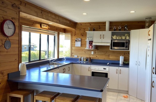 Whareroa Village House | Lake Taupo Near to Waterfront Location A Water Lover's Paradise: Up to 8 guests