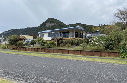 Whareroa Village House | Lake Taupo Near to Waterfront Location A Water Lover's Paradise: Up to 8 guests