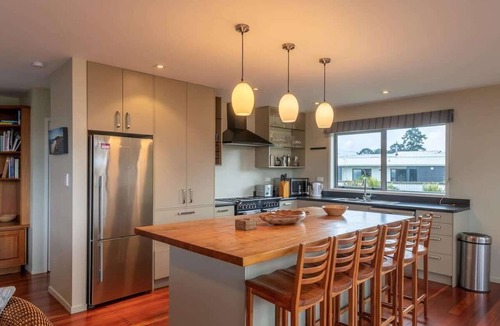 Ngongotaha House | Lake View Inn - Lake Views & Pet-Friendly