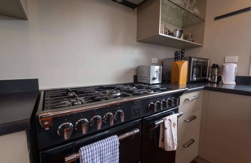 Ngongotaha House | Lake View Inn - Lake Views & Pet-Friendly