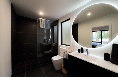 Acacia Bay House | Lake View Retreat - Pool, Sauna, Gym & more