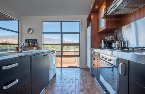 Queenstown Apartment | Lake Views, Central - Sleeps 6