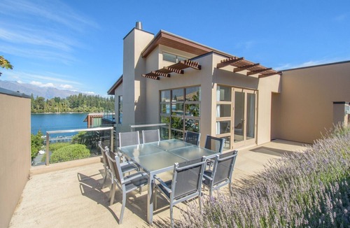 Queenstown Apartment | Lake Views, Central - Sleeps 6