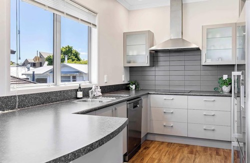 Taupo House | Lake Views, Walk to Lake & Town