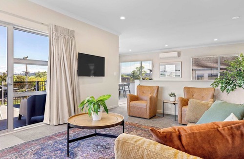 Taupo House | Lake Views, Walk to Lake & Town
