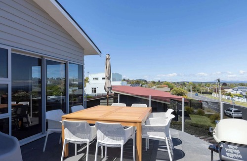 Taupo House | Lake Views, Walk to Lake & Town