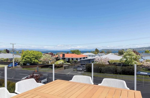 Taupo House | Lake Views, Walk to Lake & Town