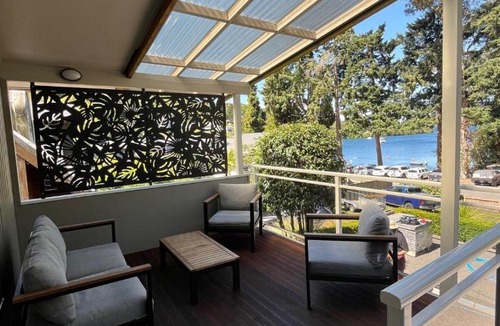 Acacia Bay House | Lakefront on Acacia Bay