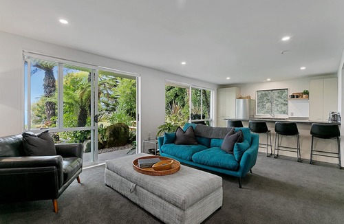 Acacia Bay House | Lakefront Paradise