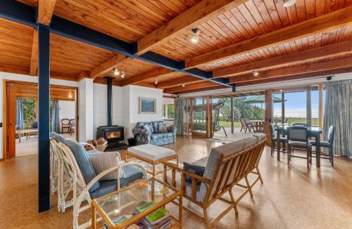 Tauranga Taupo House | Lakefront Retreat - Lake Taupo Holiday Home
