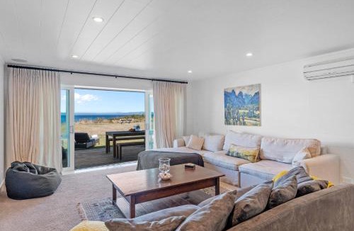 Waitahanui House | Lakefront Style - Lake Taupo Holiday Home