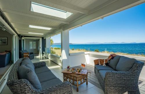 Waitahanui House | Lakefront Style - Lake Taupo Holiday Home