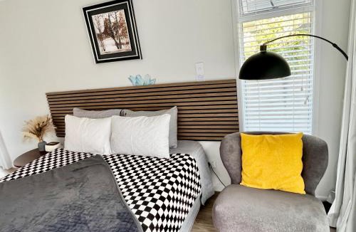 Two Mile Bay House | Lakeside cozy studio
