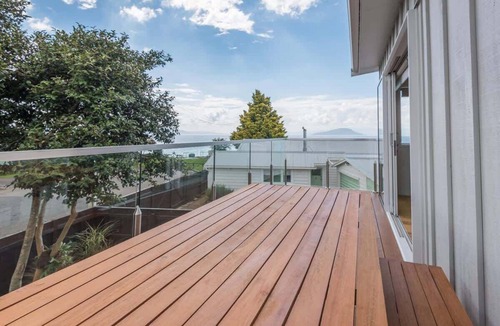 Ngongotaha House | Lakeside Gem - Lake Views, Kayaks, Sleeps 8