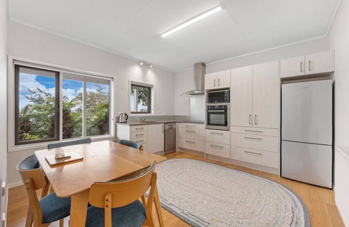 Acacia Bay House | Lakeside Lookout - Acacia Bay Holiday Home
