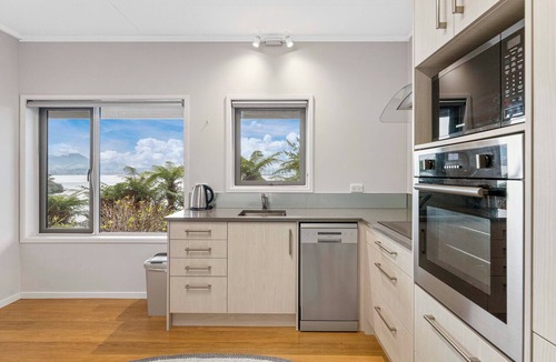 Acacia Bay House | Lakeside Lookout - Acacia Bay Holiday Home