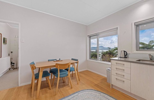 Acacia Bay House | Lakeside Lookout - Acacia Bay Holiday Home