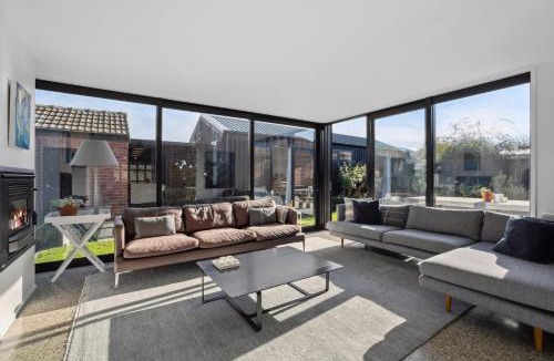 Lowburn House | Lakeside Retreat - Cromwell Holiday Home
