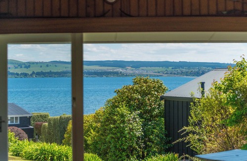 Taupo Cottage | Lakeview Cottage - Rainbow Point Holiday Home