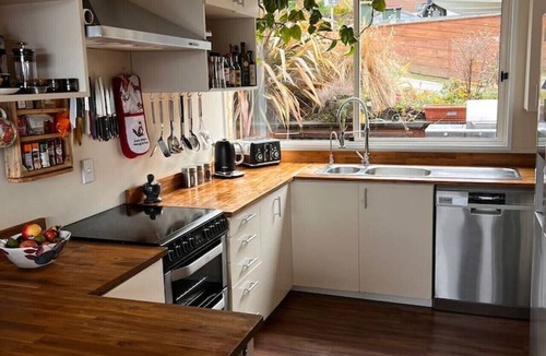 Fernhill House | Lakeview Home | Spa Pool | Sleeps 14 | 5 Min Town