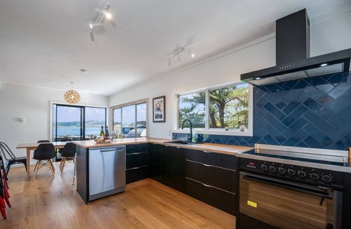 Hilltop House | Lakeview Lookout