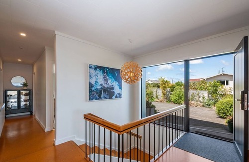 Hilltop House | Lakeview Lookout