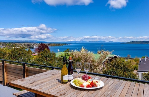 Hilltop House | Lakeview Lookout