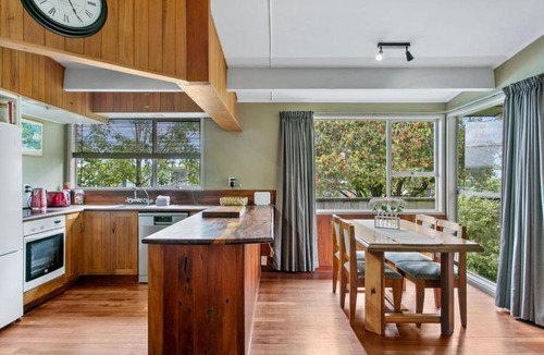 Nukuhau House | Lancewood Cottage, fireplace, walk to Taupo