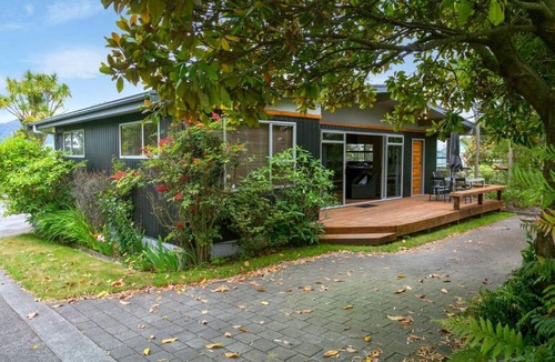 Nukuhau House | Lancewood Cottage, fireplace, walk to Taupo
