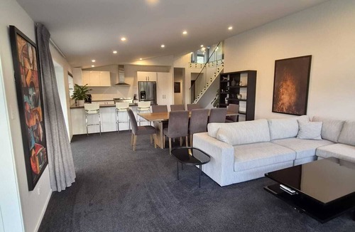Helensville House | Large luxurious American Barn style property, surrounded by native bush.