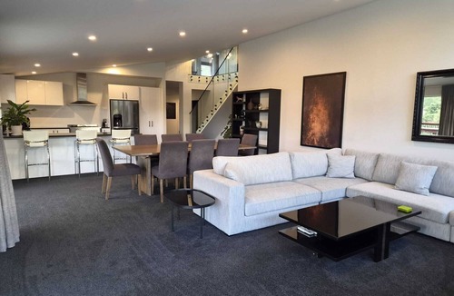 Helensville House | Large luxurious American Barn style property, surrounded by native bush.