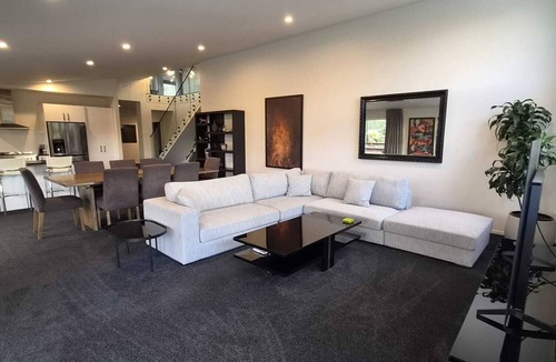 Helensville House | Large luxurious American Barn style property, surrounded by native bush.