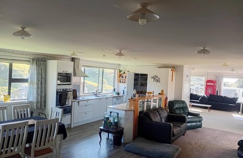 Waitao House | Large Sunny rural family accommodation, plenty of space, perfect for A.M.S Games