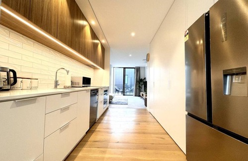 Christchurch City Centre Villa | Latimer Square views with balcony and parking in Christchurch