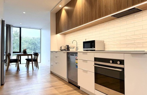 Christchurch City Centre Villa | Latimer Square views with balcony and parking in Christchurch