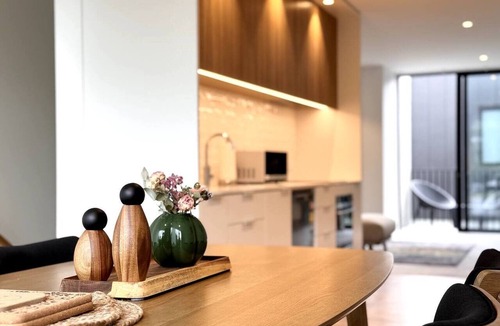 Christchurch City Centre Villa | Latimer Square views with balcony and parking in Christchurch