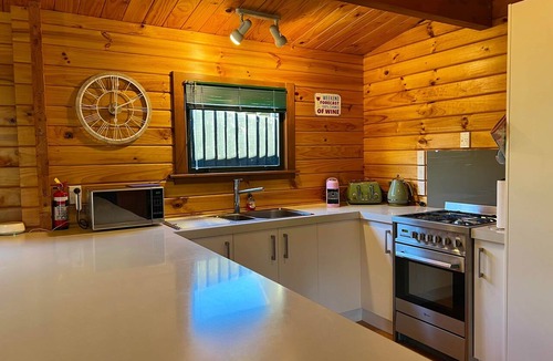 Hanmer Springs House | Lavender Lodge - Cosy family retreat, short stroll to town