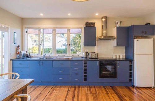 Surfdale House | Le Belle on Blake by Waiheke Pure, sunny, flat and just steps away from the beach.