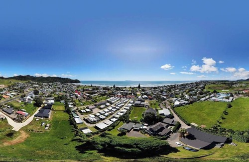 Waihi Beach House | Leisure on Leo | Dog-Friendly, 200m to Beach