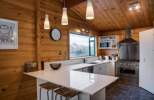Lynmore House | Leo's Place - Hot Tub, Ride to Redwoods, Sleeps 9