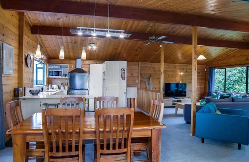 Lynmore House | Leo's Place - Hot Tub, Ride to Redwoods, Sleeps 9