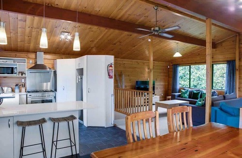 Lynmore House | Leo's Place - Hot Tub, Ride to Redwoods, Sleeps 9