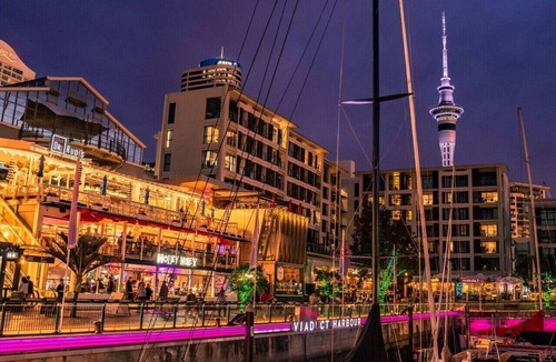 Auckland Central Business District Apartment | Level 27 3 Bed Harbour Bridge & Viaduct Views