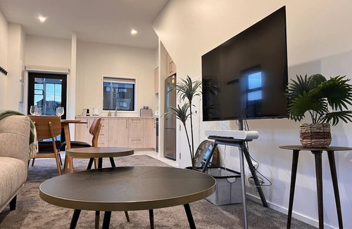 Christchurch City Centre Villa | Lichfield city stay with a super king suite in Christchurch