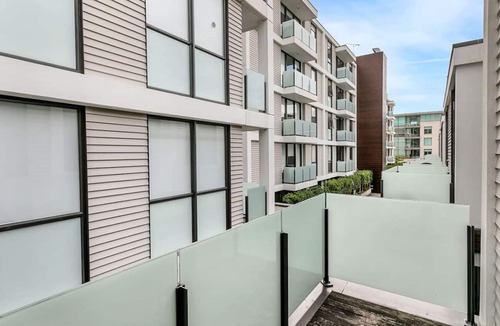Auckland Central Business District Apartment | Lighter Quay - Pool & Gym Parking - Stair Access
